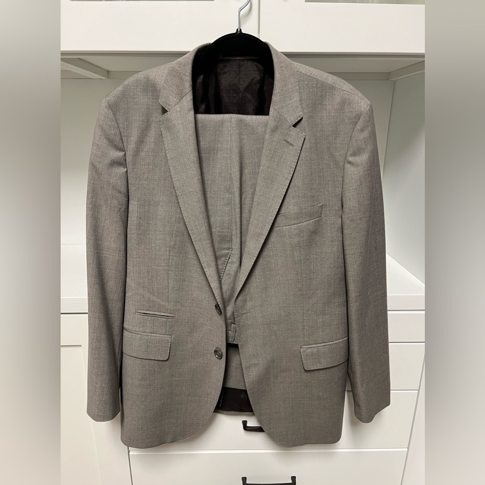 Hugo Boss Suit 42R - Gray - Excellent Condition